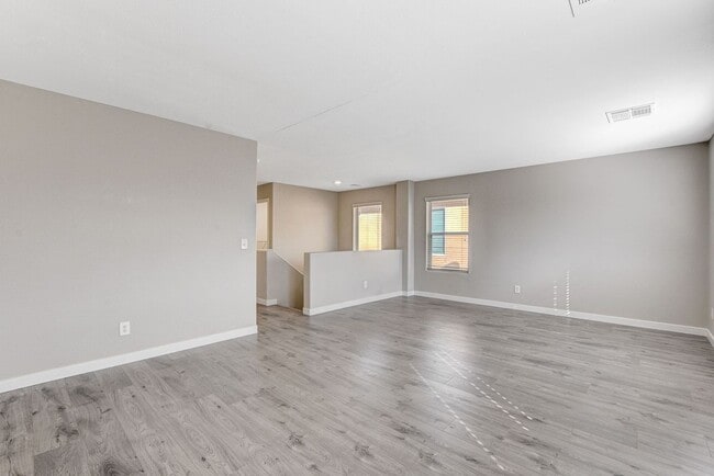 Building Photo - Spacious 3 bedroom home with large yard in...