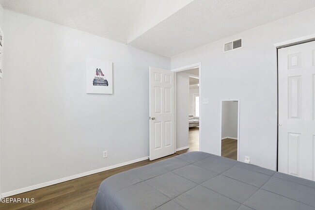 Building Photo - 240 Summerbrooke Ct