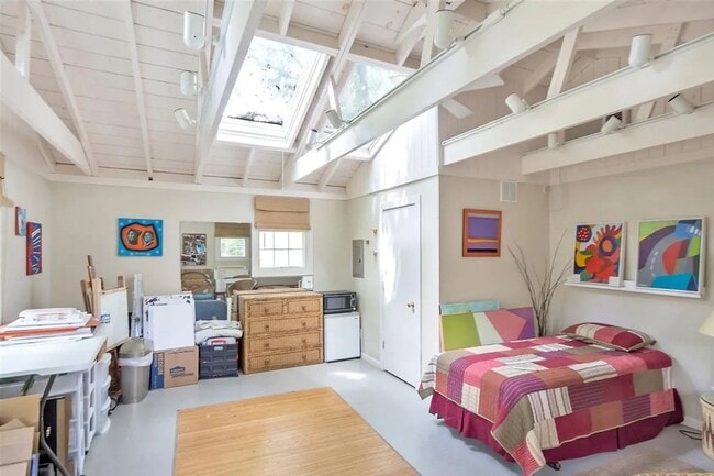 Building Photo - Charming & Pet-Friendly Downtown Gem