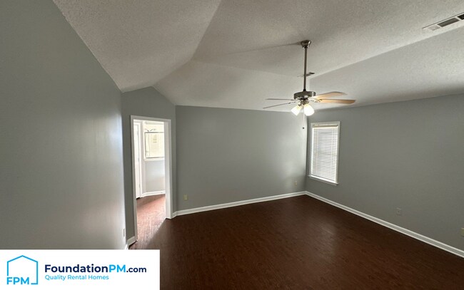 Building Photo - 400 Amundsen Cove