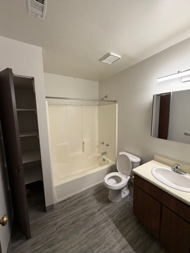Building Photo - MOVE-IN Ready - 2 bedroom, One Bath - Top Floor with Private balcony and Central A/C!