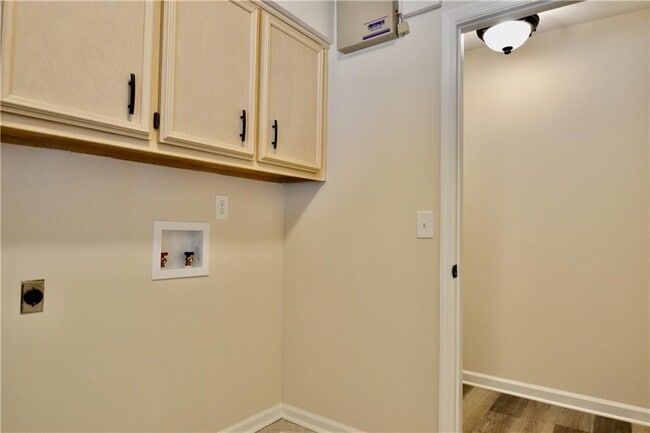 Building Photo - 911 Oakwood Dr