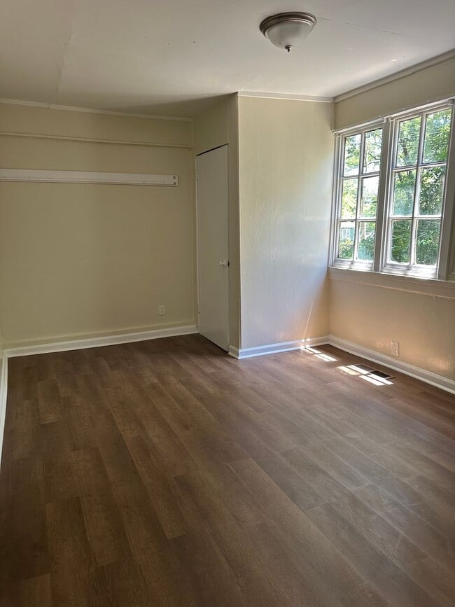 Building Photo - 5 bedroom 1.5 bath