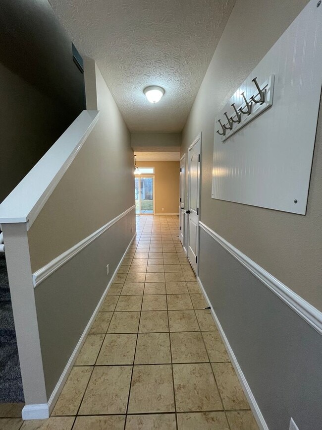 Building Photo - Beautiful 4 Bedroom Single Family Home - Harrison School District