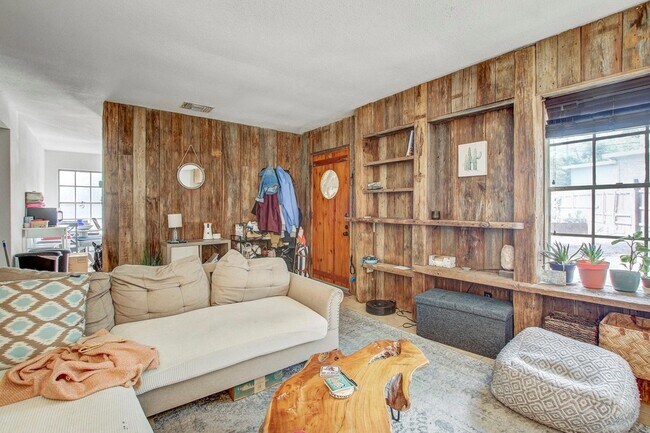 Building Photo - 3317 S Oak Dr