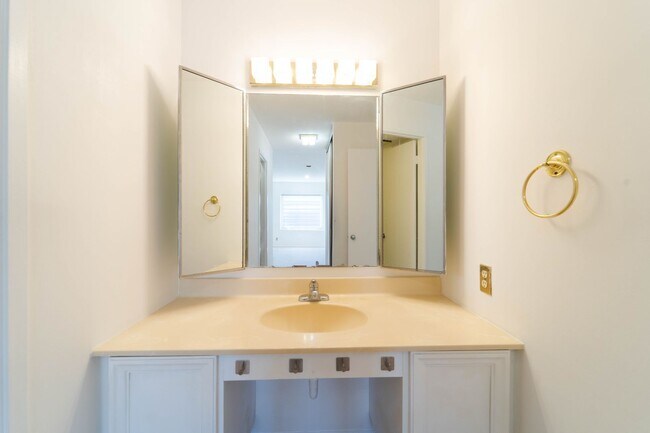 Building Photo - 8370 Greensboro Dr