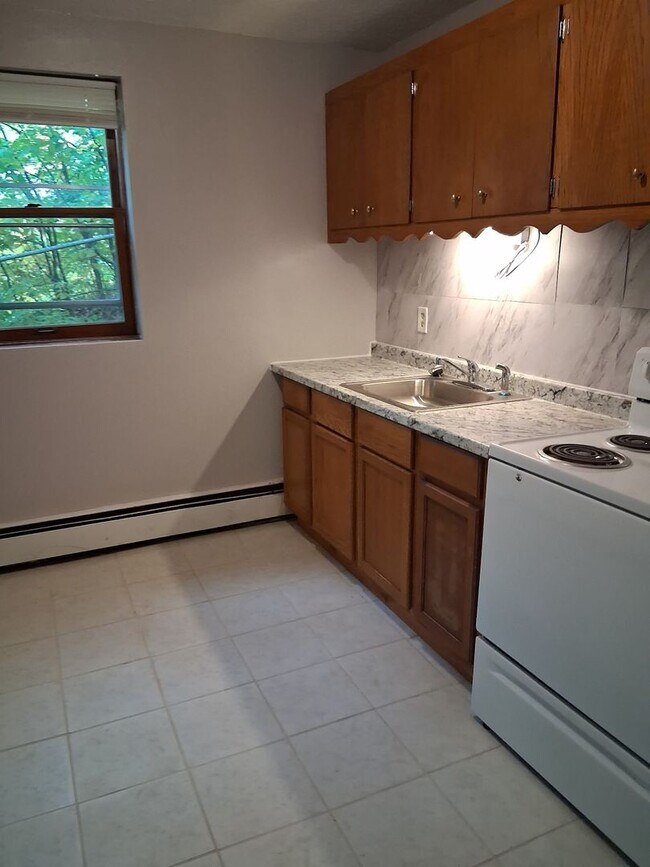 Building Photo - One bedroom Maplewood off Stillwater