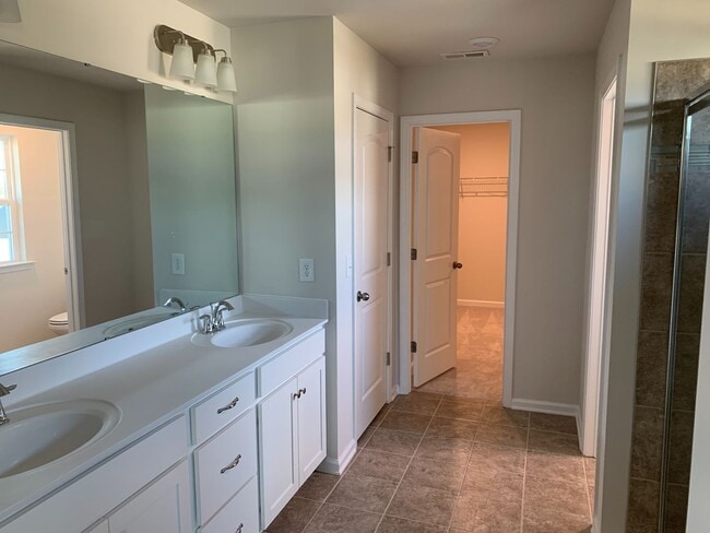 Building Photo - Resort life for your family in the Palisades!