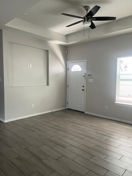 Building Photo - 1630 Playa Dr