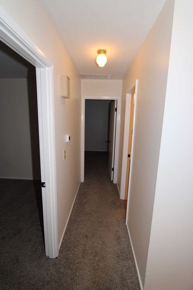 Building Photo - 3 bedroom 2 bathroom Single Family Home