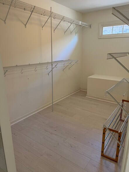 Master walk-in closet - 440 Wembley Cir