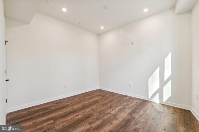 Building Photo - 6211 Woodbine Ave