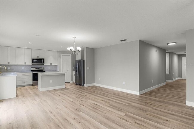 Building Photo - 13550 Laranja St