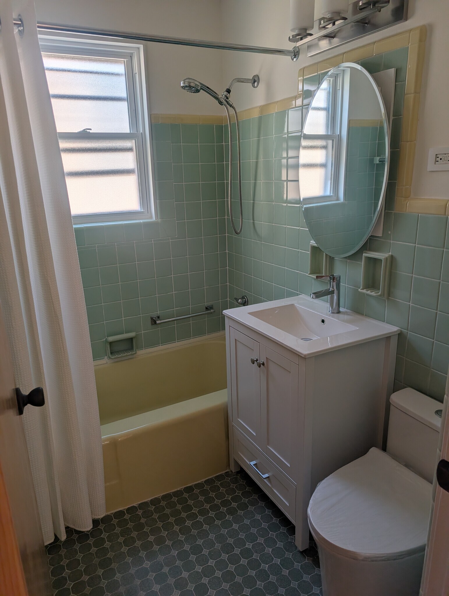 Building Photo - 2736 W Farragut Ave