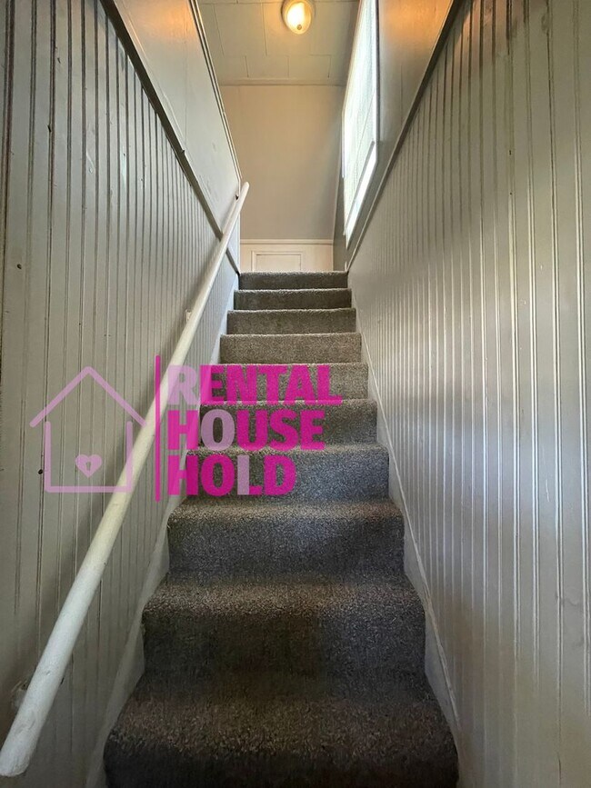 Building Photo - Stunning 3-Bedroom 1-Bath Bunglaow Located...