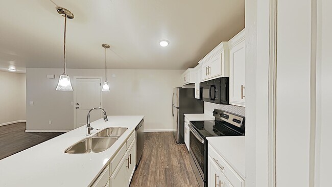 Building Photo - Beautiful 3 Bedroom 2 Bathroom Duplex Next...