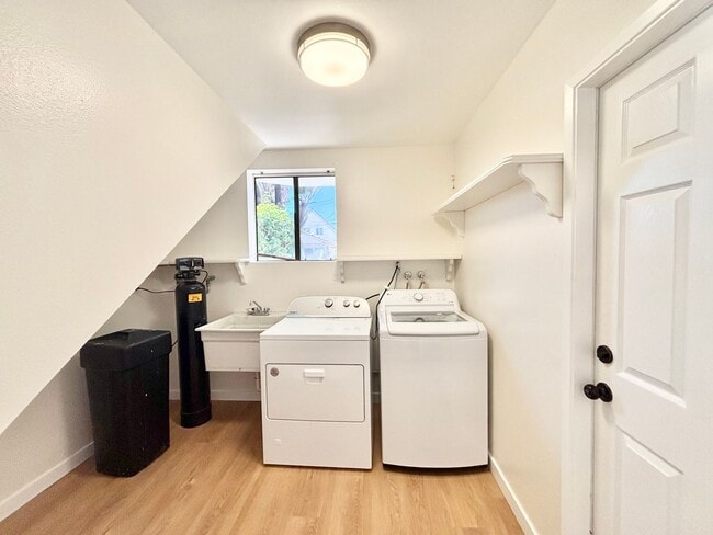 Building Photo - Silver Strand Beach | 4 Bed | 2 Bath | Bea...