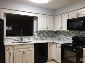 Building Photo - Beautifully Updated Townhome in the Heart ...