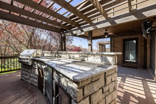 Building Photo - 5 Bedroom Dream Home!