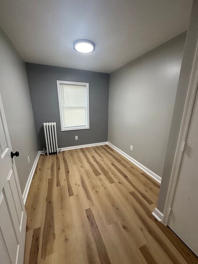 Building Photo - Fully renovated 3 Bed townhome