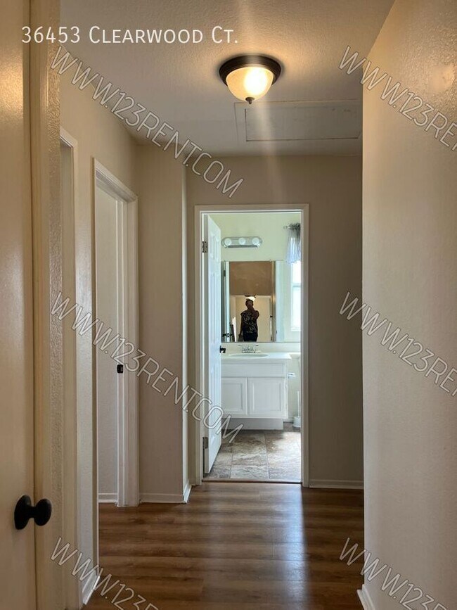 Building Photo - 36453 Clearwood Ct