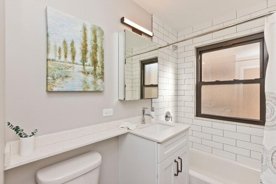 Building Photo - 5536 N Sheridan Rd