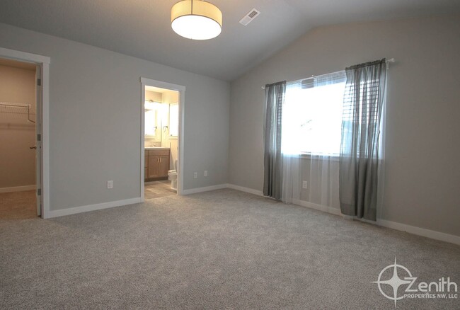 Building Photo - Conveniently Located 3 Bedroom Town Home i...