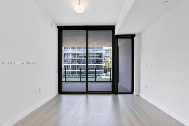 Building Photo - 9901 W Bay Harbor Dr