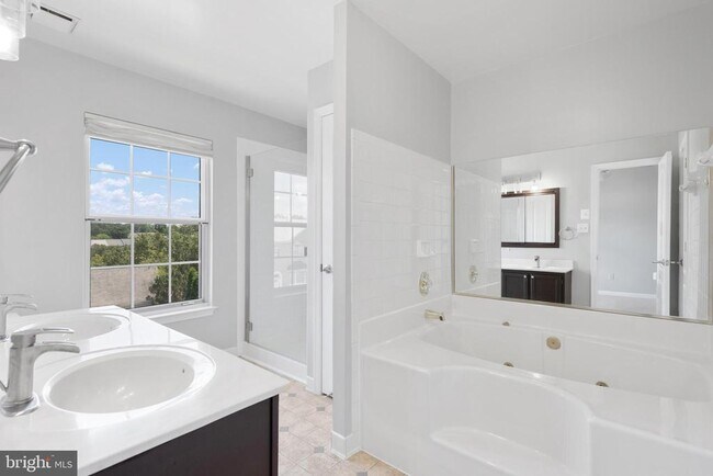 Building Photo - 46613 Silhouette Square