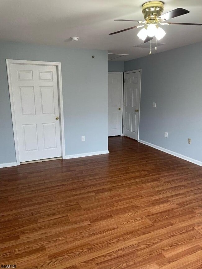 Building Photo - 301 Pinelli Dr