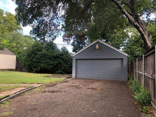 Building Photo - AVAILABLE NOW --3 BEDROOM 2 BATH HOME IN T...