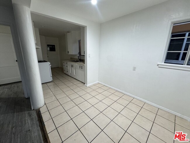 Building Photo - 6207 Crenshaw Blvd