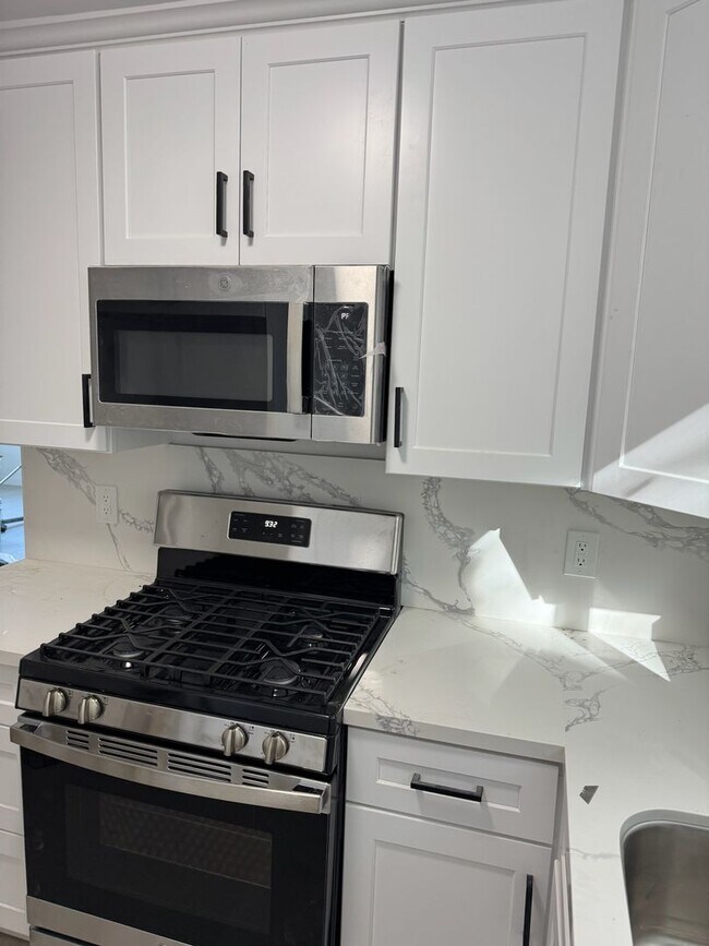 Interior Photo - 11722-11728 1/2 Riverside Dr