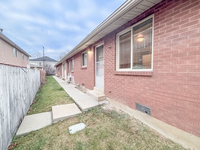 Building Photo - Perfect 1BR 1BA Home in Holladay!