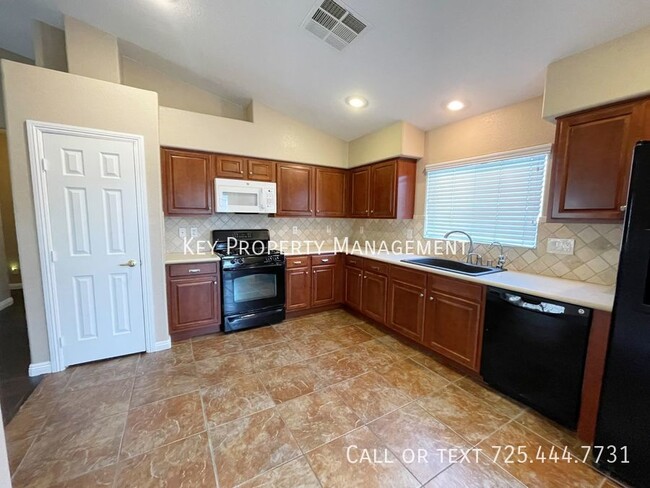 Building Photo - ONE STORY 2 BEDROOM TOWNHOME IN SILVERADO ...