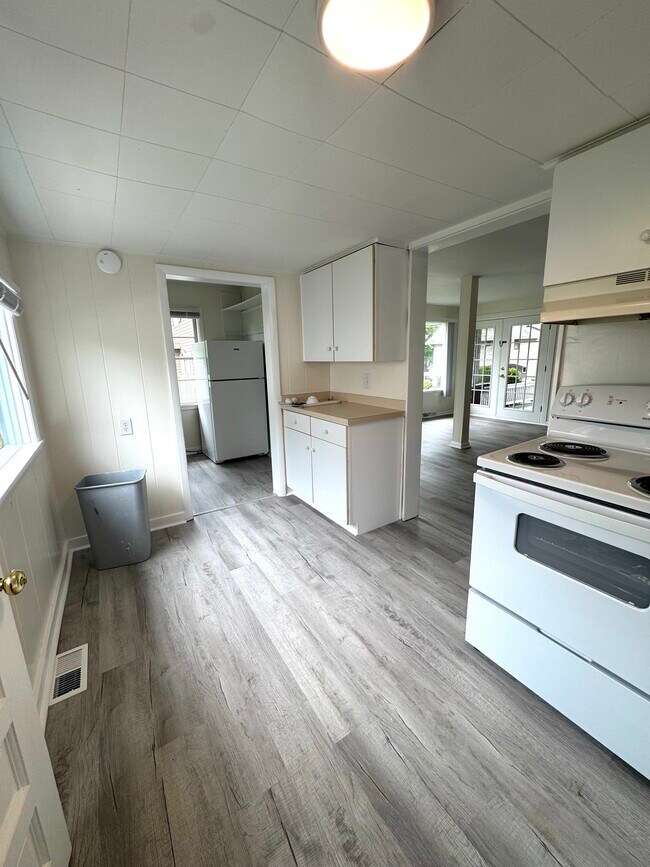 Building Photo - 567 N Walnut St