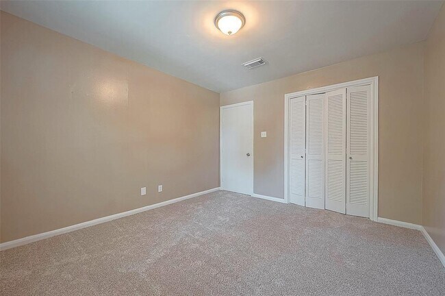 Building Photo - 6534 Bayonne Dr