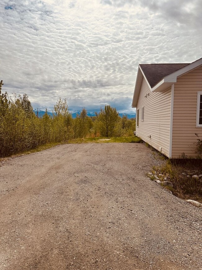 Building Photo - Beautiful mountain views! 3 bed 2 bath 2 c...