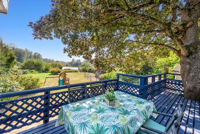 Building Photo - Peaceful Lakefront Living in Kirkland