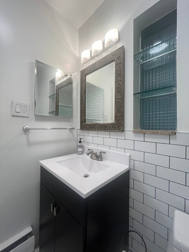 Building Photo - 2655 E Maple Rd