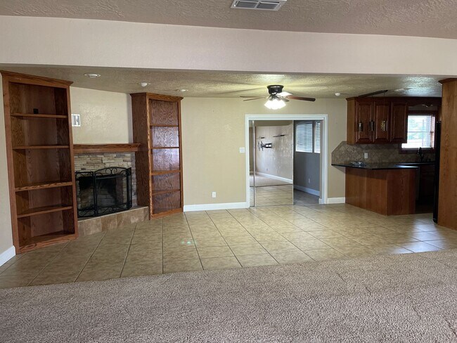 Building Photo - Beautiful 3 Bedroom Home, Zia School District!