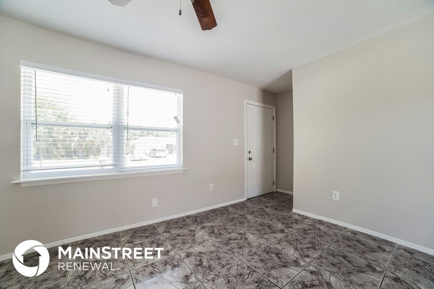 Building Photo - 2285 Kent St NE