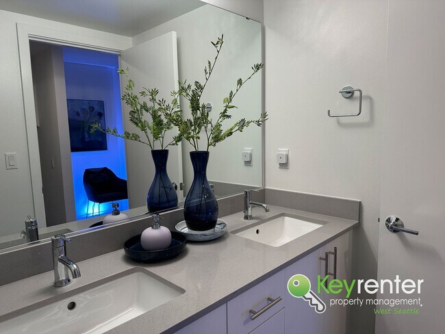 Building Photo - 4 Bedroom Seattle Townhome with Parking and Modern Finishes