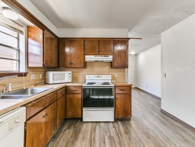 Building Photo - Charming West Norman Duplex