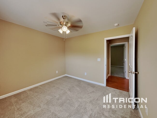 Building Photo - 127 Diane Lp