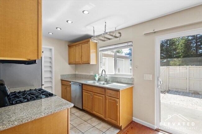 Building Photo - 303 Algiers Ct
