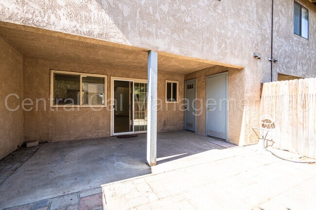 Building Photo - 2 Bedroom/2 Bath Condo - $1495 per Month!