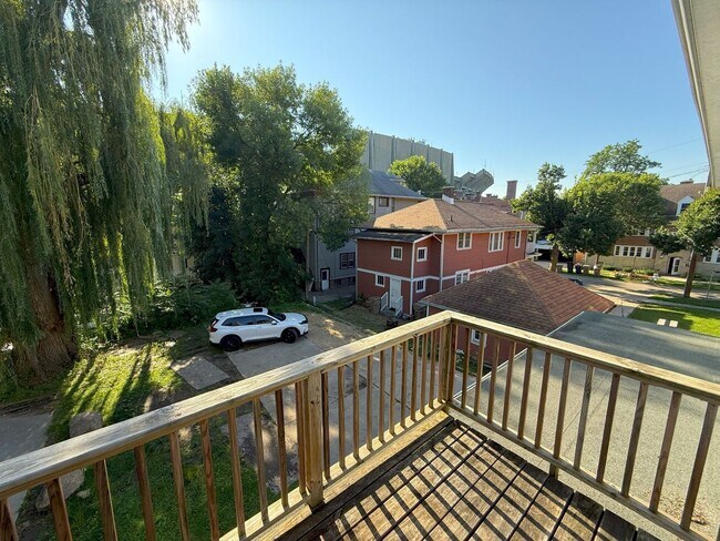 Building Photo - 129 Lathrop St