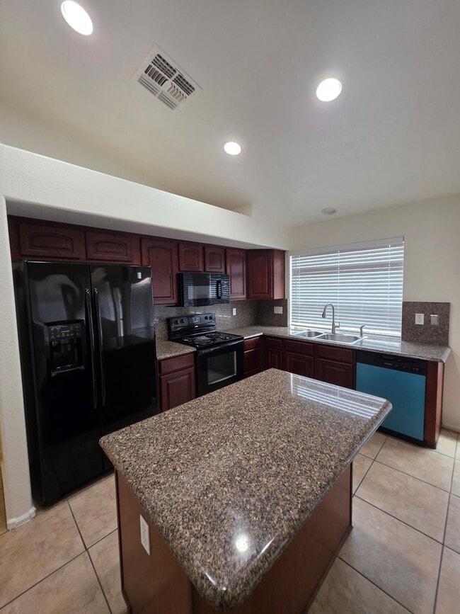 Building Photo - Single Story Large 4 bedroom- Maricopa
