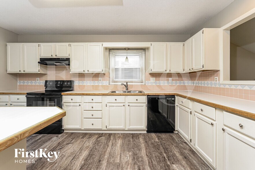 Building Photo - 137 Carrisbrooke Ln